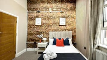 Business Suite, Ensuite, City View (3) | Desk, laptop workspace, free WiFi