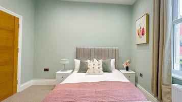 Suite empresarial, baño en la habitación, vista a la ciudad (1) | Escritorio, espacio para trabajar con laptop y wifi gratis