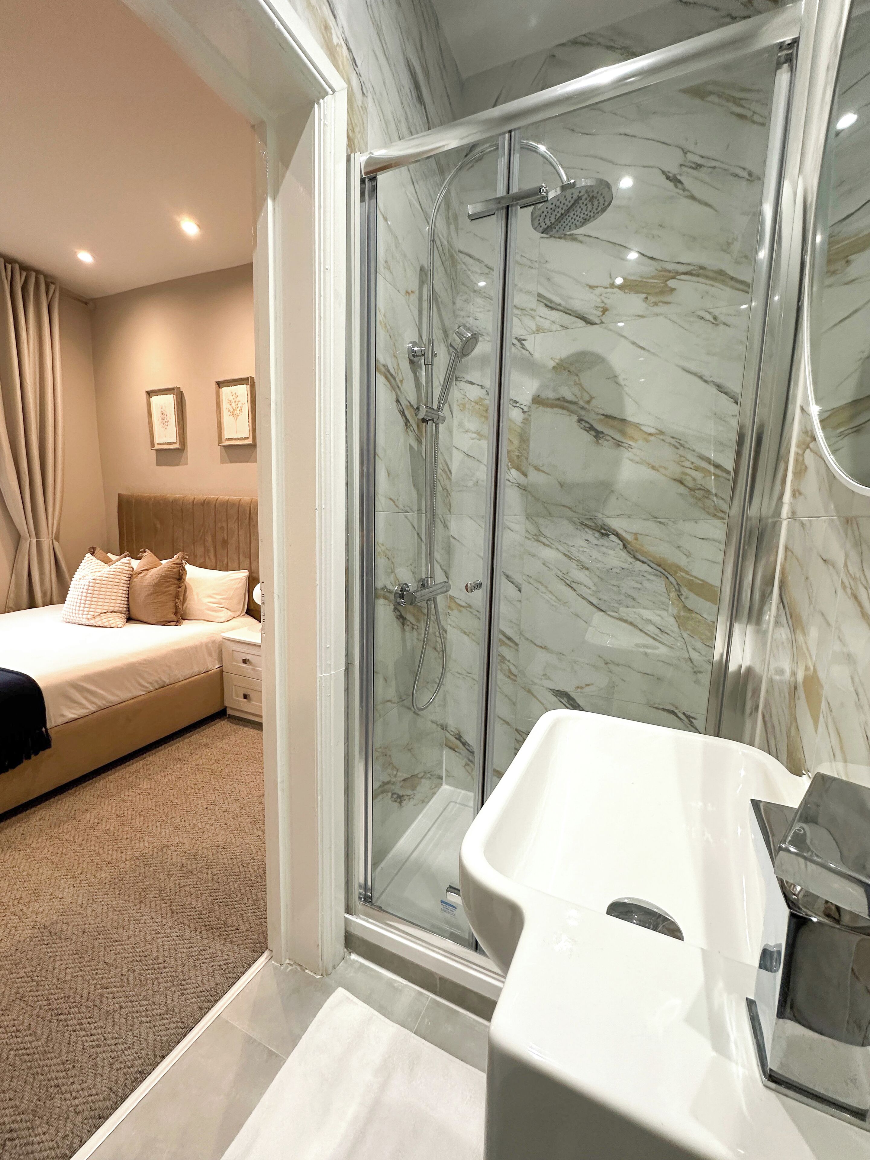 Habitació doble econòmica, 1 llit doble, no fumadors | Bany | Dutxa, articles de tocador gratuïts, assecador de cabells i tovalloles 