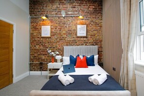 Business suite, en-suite badkamer, uitzicht op de stad (3) | Een bureau, een laptopwerkplek, gratis wifi