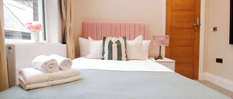 Escritorio, espacio para trabajar con laptop y wifi gratis