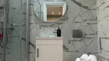 Regadera, amenidades de baño gratuitas, secadora de cabello, toallas