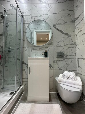 Dusche, kostenlose Toilettenartikel, Haartrockner, Handtücher