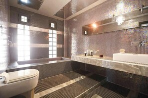 Shower, hair dryer, towels - Villa Erytha - Serene Retreat with Views & Garden (Mesimeri)