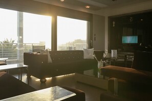 Televisión, chimenea y oficina 