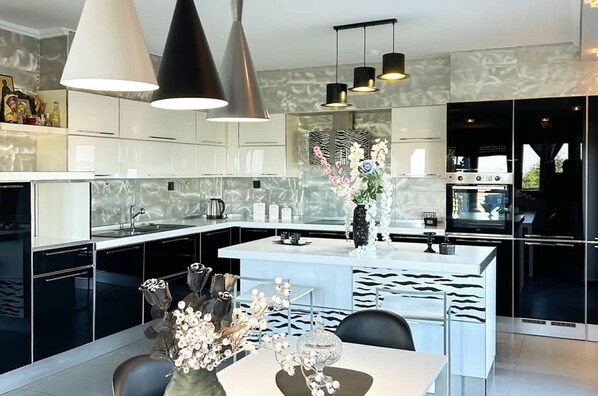 Fridge, oven, stovetop, dishwasher