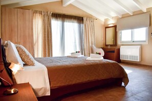 4 bedrooms, travel cot, WiFi, bed sheets