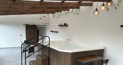 Create great moments in this beautiful space and enjoy the Jacuzzi.