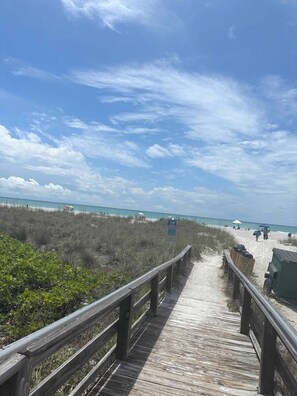 Beach - Beautiful 4-bedroom house walking distance to beach and restaurants Longboat Key (Longboat Key)