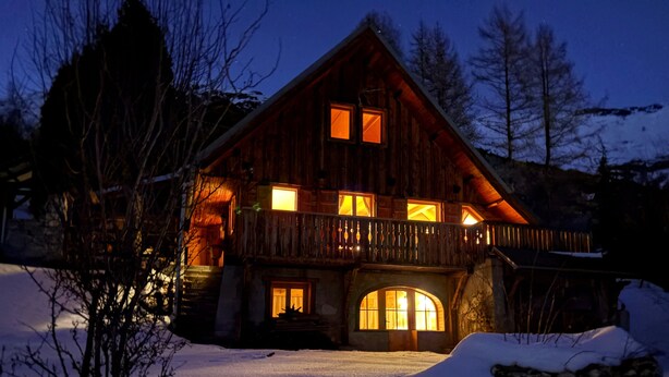 A wooden cabin with multiple windows and a balcony, surrounded by snow. - Chalet 'Jarrier' with Mountain View, Private Terrace and Private Garden (Jarrier)