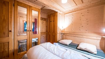 4 bedrooms, bed sheets