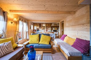 Una chimenea, una mesa de tenis de mesa