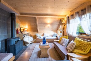 Una chimenea, una mesa de tenis de mesa