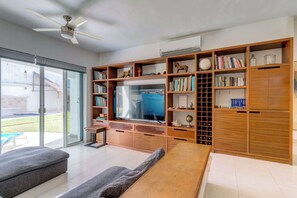 Smart TV, DVD player, books - Poolside Family-Friendly Haven Near Golf & Beaches (Playa del Carmen)