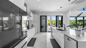 Een koelkast, een microgolfoven, een oven, een kookplaat