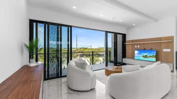 Smart-tv, boeken en een kantoor