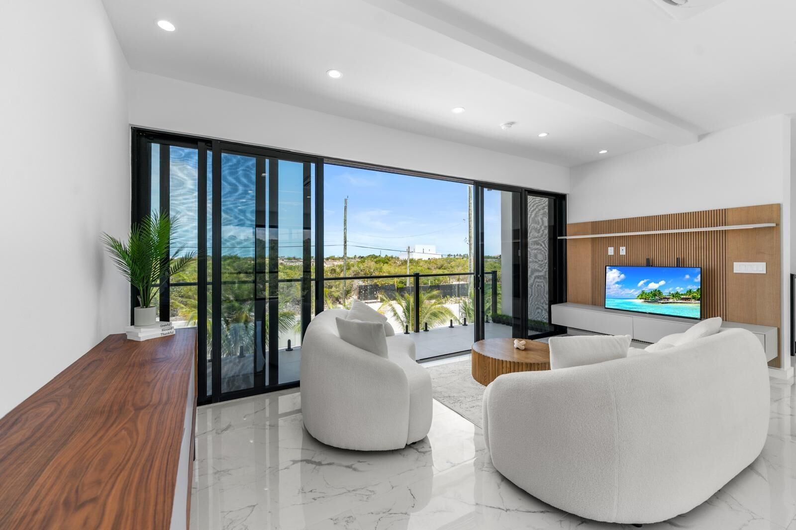 智能電視、書籍、 辦公室