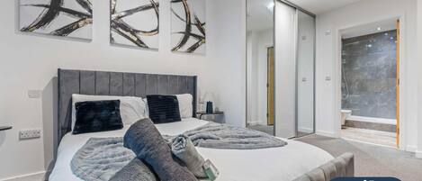 2 Schlafzimmer, Schreibtisch, Bügeleisen/Bügelbrett, WLAN