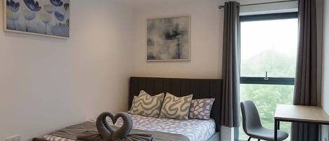 2 slaapkamers, een bureau, een strijkplank/strijkijzer, wifi