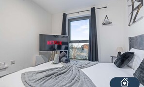 2 bedrooms, desk, iron/ironing board, WiFi