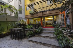 تناول الطعام بالخارج
