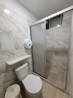 Serviettes fournies, papier toilette