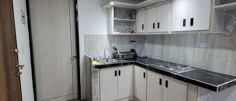 Fridge, stovetop, blender, cookware/dishes/utensils