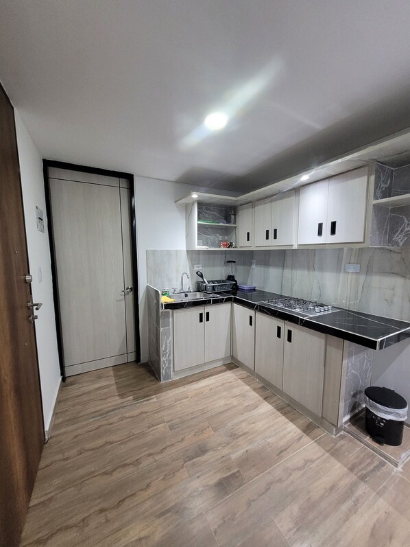 Réfrigérateur, plaque de cuisson, blender