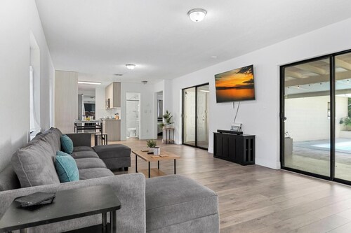 Discover Little Haven — a 3BR/2BA Winter Haven vacation home featuring a private pool and modern amenities. Minutes from LEGOLAND, and a short drive to Disney and Universal, with nearby lakes, trails, dining, and attractions.