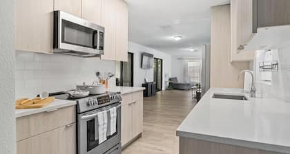 Discover Little Haven — a 3BR/2BA vacation home in Winter Haven with a pool, modern amenities, and prime location. Just minutes from LEGOLAND, a short drive to Disney & Universal, and close to lakes, scenic trails, dining, and family attractions.