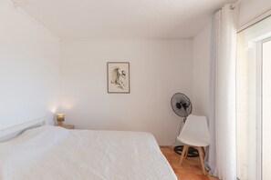 2 bedrooms, iron/ironing board, WiFi