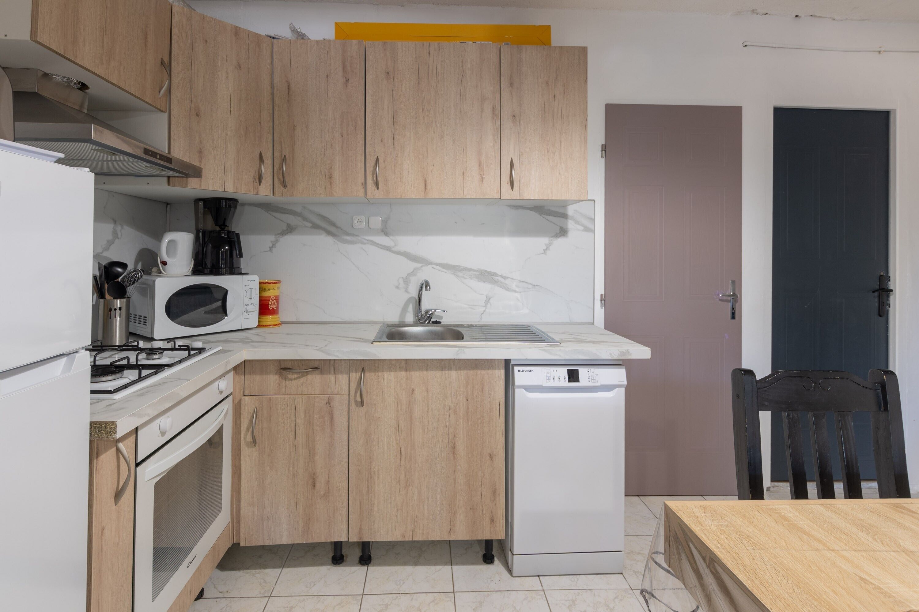 Een koelkast, een magnetron, een oven, een kookplaat