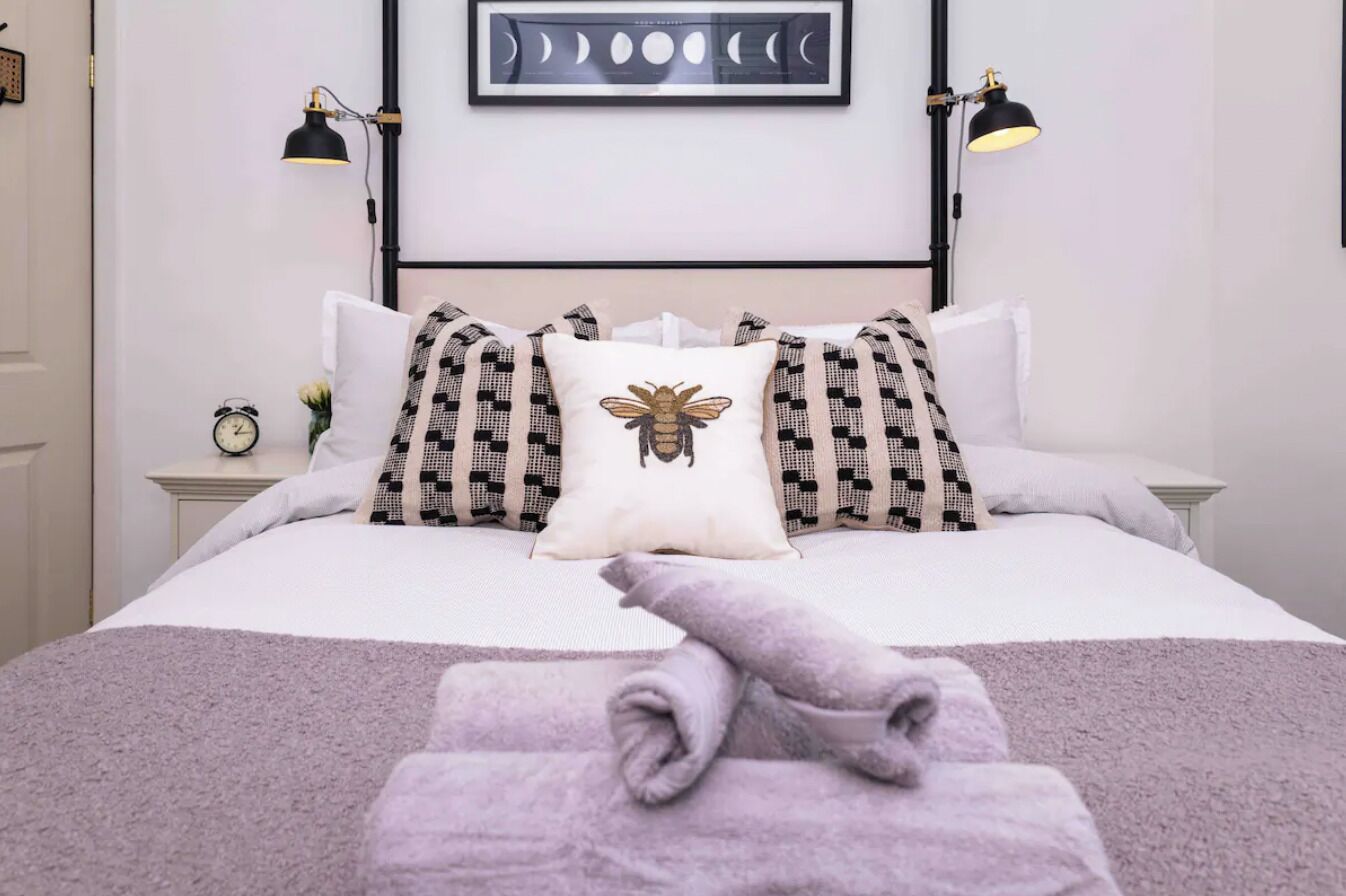 2 bedrooms, travel cot, free WiFi, bed sheets