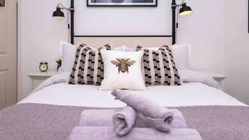 2 bedrooms, travel cot, free WiFi, bed sheets