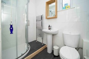 Shower, hair dryer, towels, soap - Spacious Flat in Bath - Sleeps 3 (Bath)
