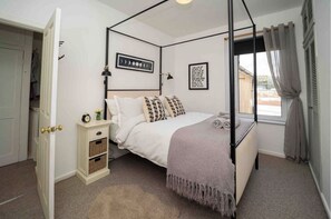 2 bedrooms, travel crib, free WiFi, bed sheets - Spacious Flat in Bath - Sleeps 3 (Bath)