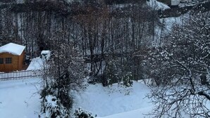 A snow-covered mountain village with traditional buildings and a clear view of the mountains in the background. - Alpine Chic Retreat (Courmayeur)