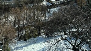 A snow-covered village with houses and mountains in the background. - Alpine Chic Retreat (Courmayeur)