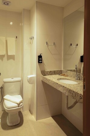 Deluxe Room | Bathroom | Shower, hair dryer, towels, toilet paper