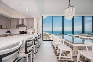 Condo, 4 habitaciones | Cocina privada | Refrigerador, horno y cafetera y tetera 