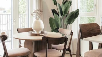 Apartamento, 2 habitaciones | Zona de estar | Una televisión de pantalla plana