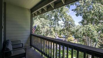 Condo, 2 Bedrooms | Property grounds