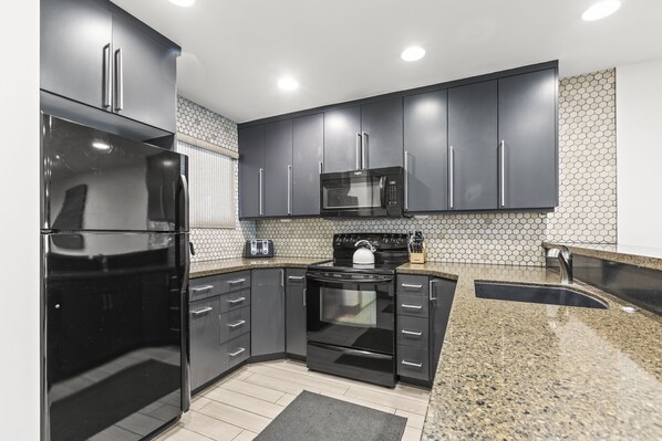 Condo, 2 phòng ngủ | Bếp riêng | Tủ lạnh, dụng cụ pha cà phê/trà, lò nướng bánh mì 