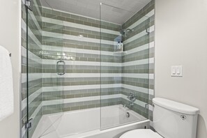 Apartment, 2 Schlafzimmer | Badezimmer | Handtücher, Shampoo