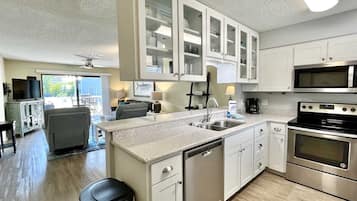 Apartamento, 2 habitaciones | Cocina privada | Frigorífico, horno, cafetera o tetera y tostadora