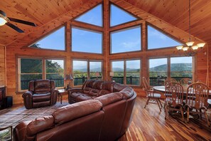 Smart TV, fireplace - God's View - Pet Friendly, Blue Ridge GA (Blue Ridge)