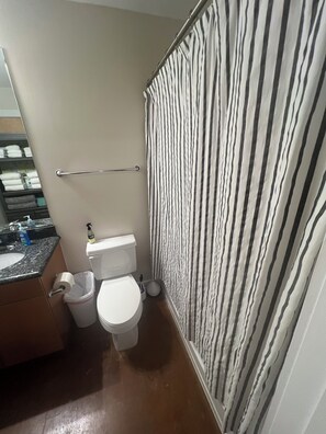 Haartrockner, Handtücher, Seife, Toilettenpapier