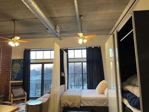 1 bedroom, desk, iron/ironing board, free WiFi - Modern & Stylish Condo in Uptown Charlotte! (Charlotte)