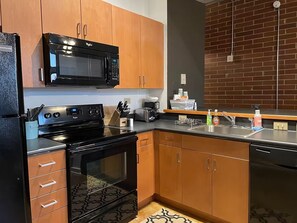 Fridge, microwave, oven, stovetop - Modern & Stylish Condo in Uptown Charlotte! (Charlotte)