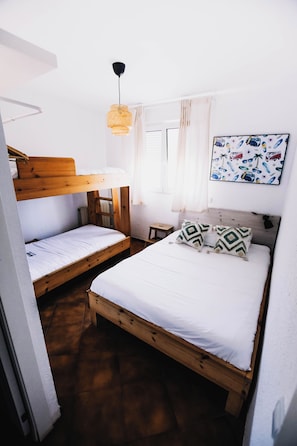 Quadruple Room | Free WiFi - Loredo Surf House (Loredo)